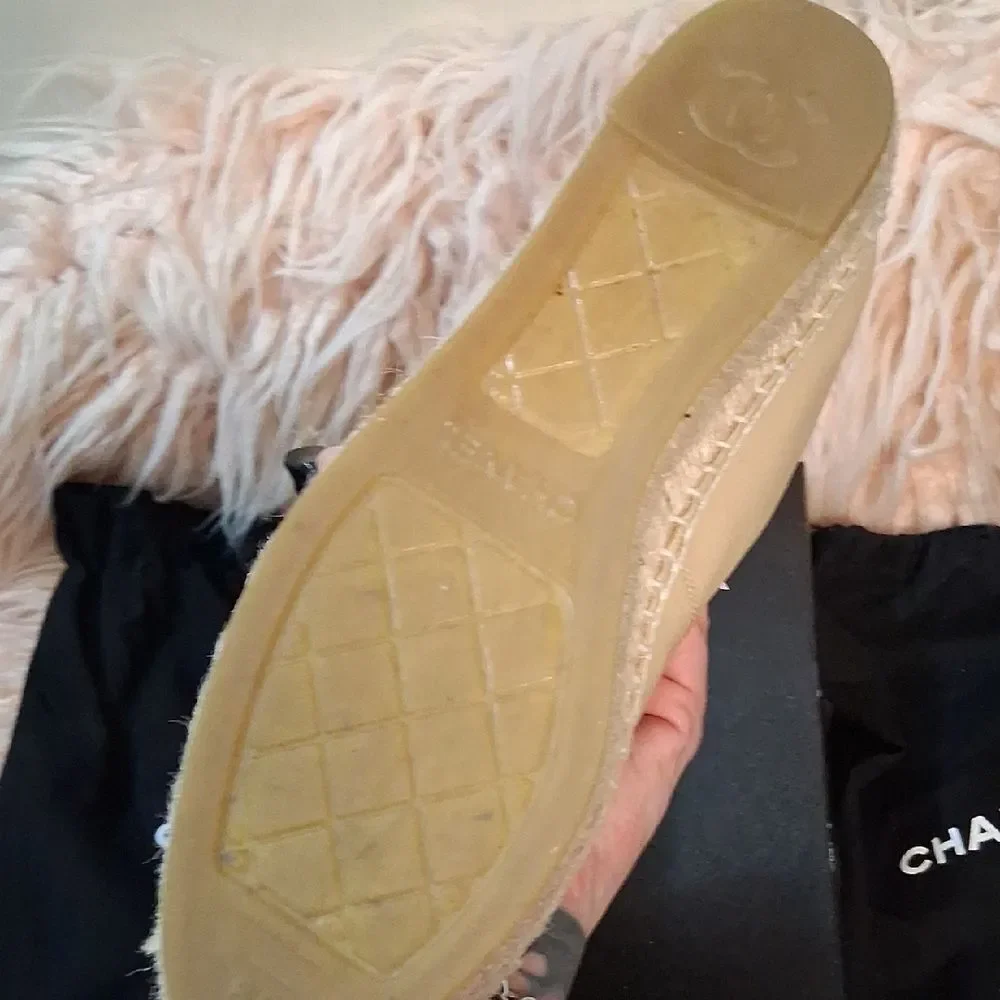 NEW CHANEL Tan and Black Lambskin Espadrilles Size 39 - Picture 7 of 12